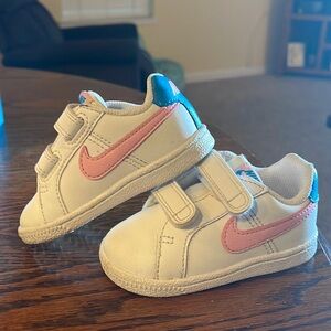 Nike court royale toddler sneakers 
Size 3.5
Used good condition
